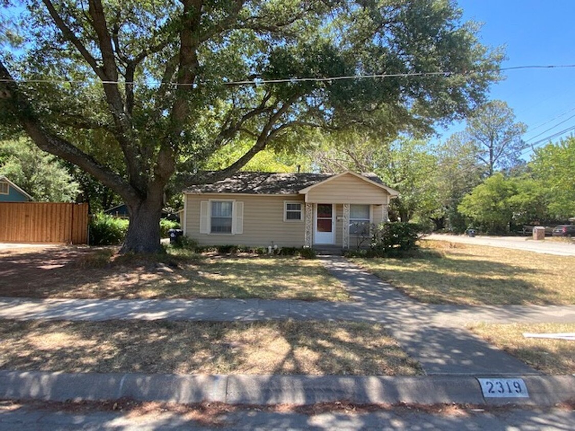 Primary Photo - 2 BEDROOM HOUSE IN CENTRAL DENTON