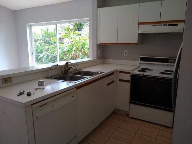 Building Photo - 10142 SW 118th Ct