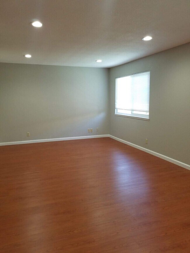 Building Photo - 393 Englert Ct