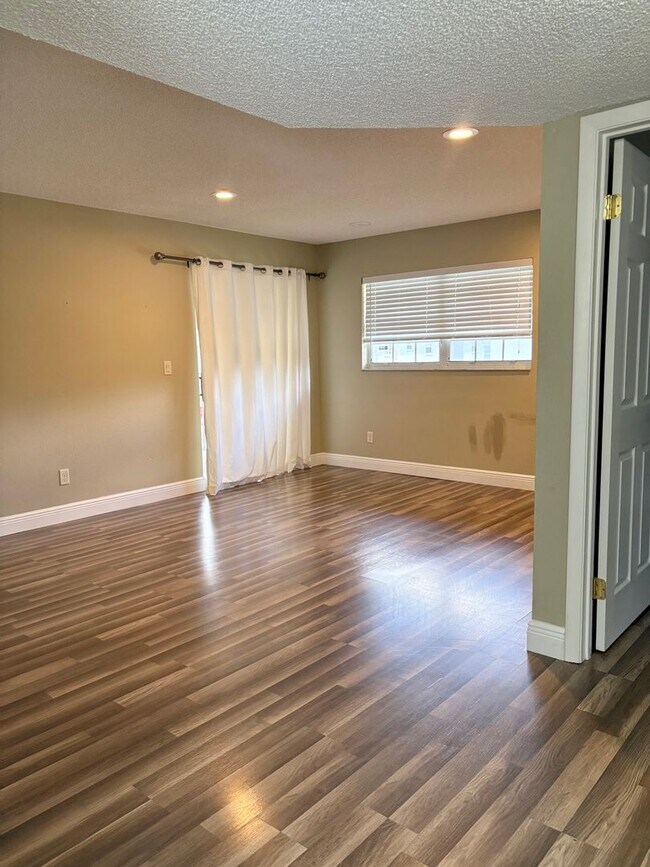 Building Photo - Quant Silver Downs Condo