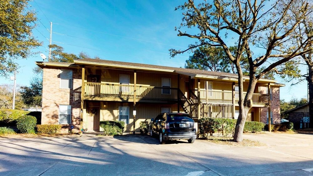 Primary Photo - 895 Silverwood 2