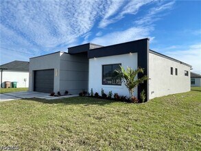 Building Photo - 1021 Chiquita Blvd S
