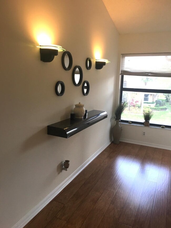 Foto del edificio - 10910 Lakemore Ln