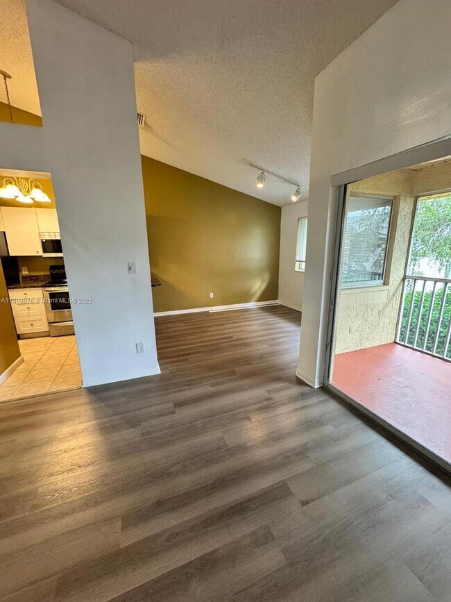 Building Photo - 911 Coral Club Dr