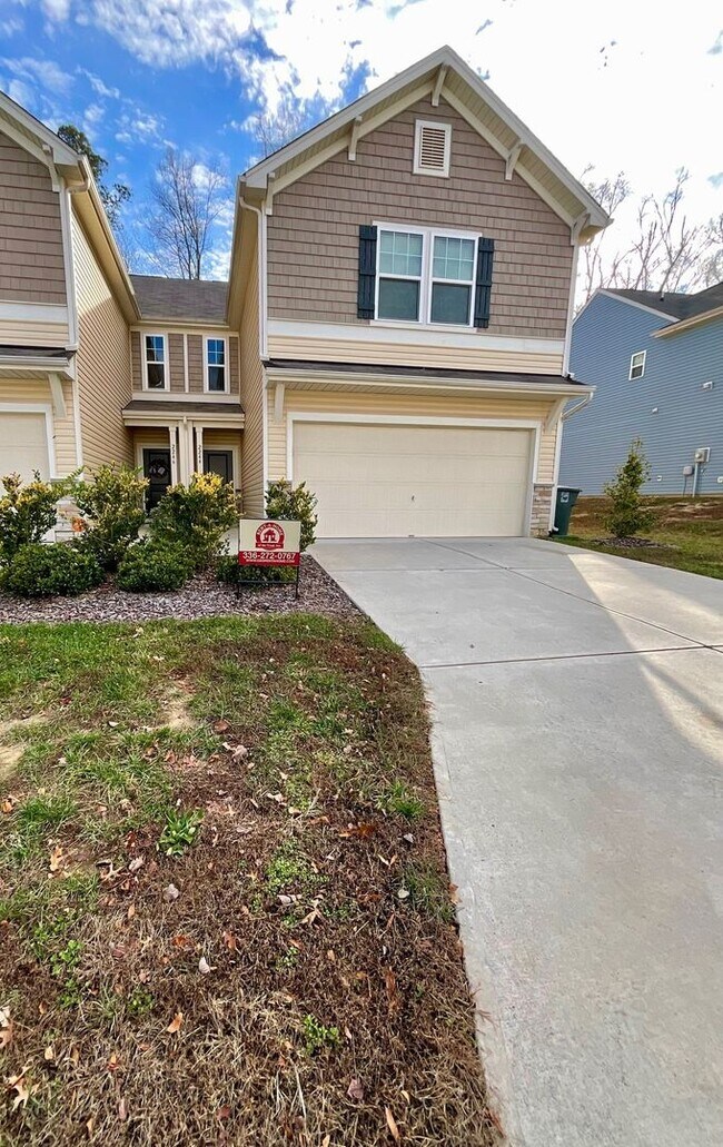 Building Photo - 3 Bedroom Townhome Off Burlington Rd in Mc...