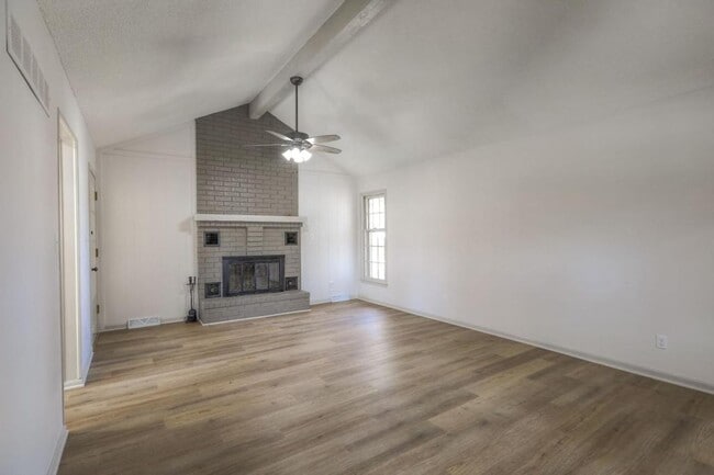 Foto del edificio - 902 Kingston Ct