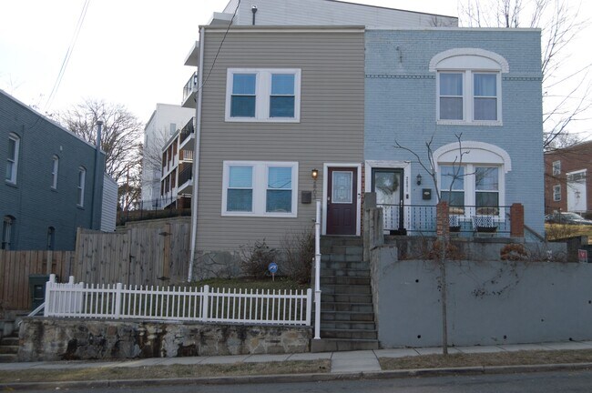 Building Photo - 2803 Buena Vista Ter SE