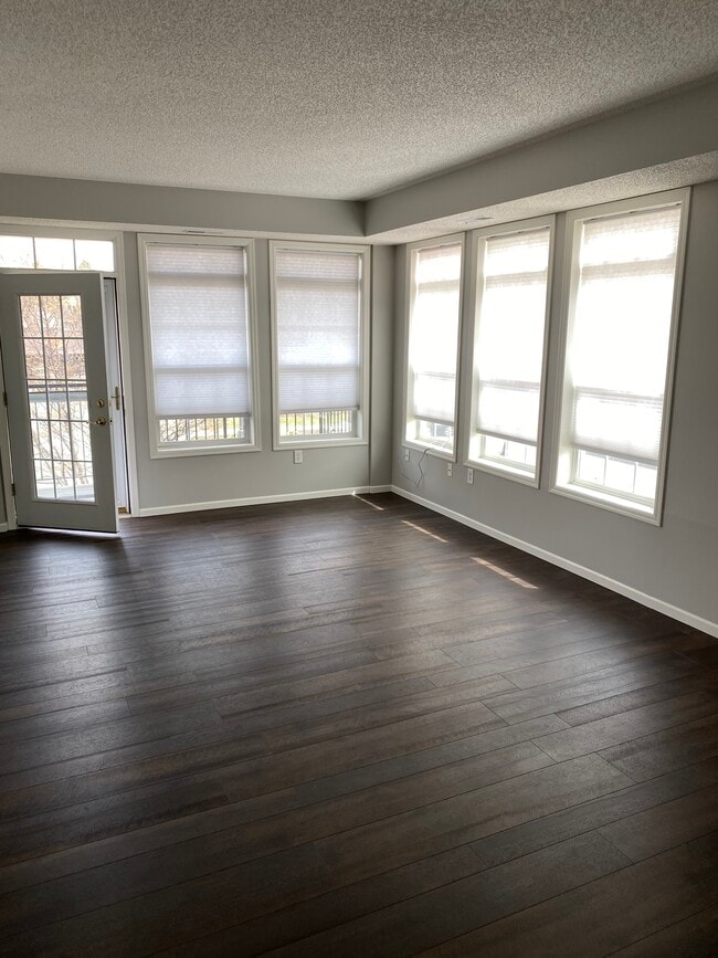 Living Room - 605 Snelling Ave S