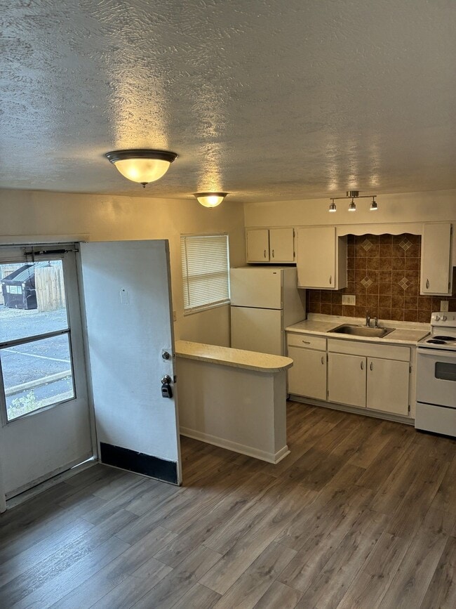 Building Photo - Pinecroft Drive