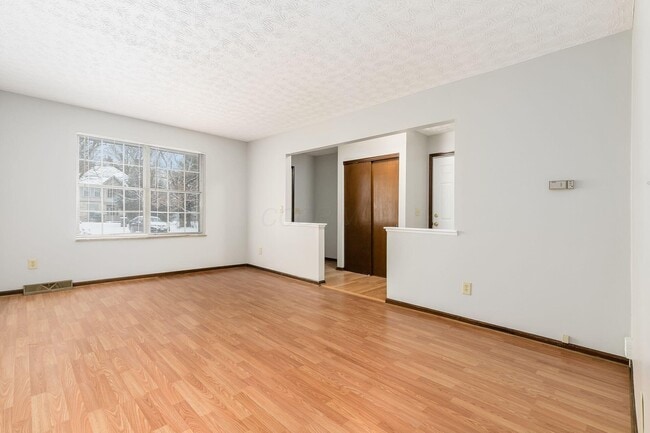 Foto del edificio - 898 Linworth Rd E