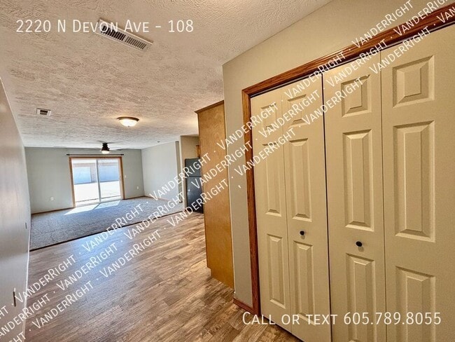 Building Photo - 2220 Devon Ave