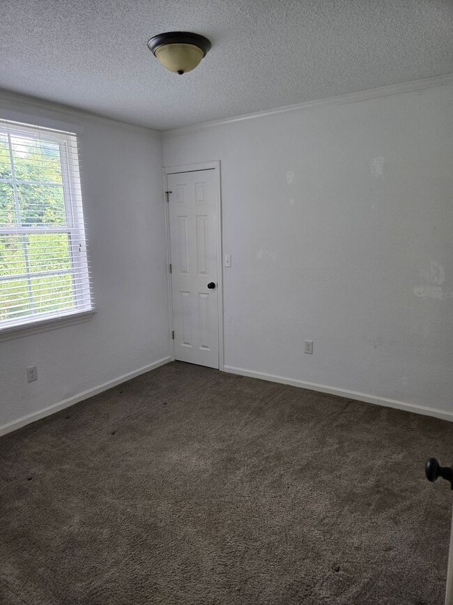 Building Photo - 2 bedroom 1 bath