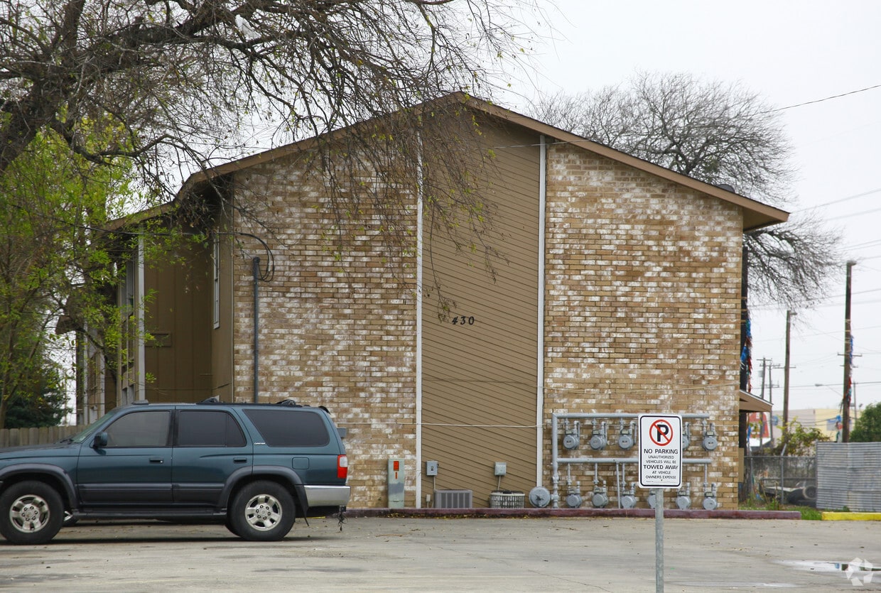 Primary Photo - 430 Kendalia Ave