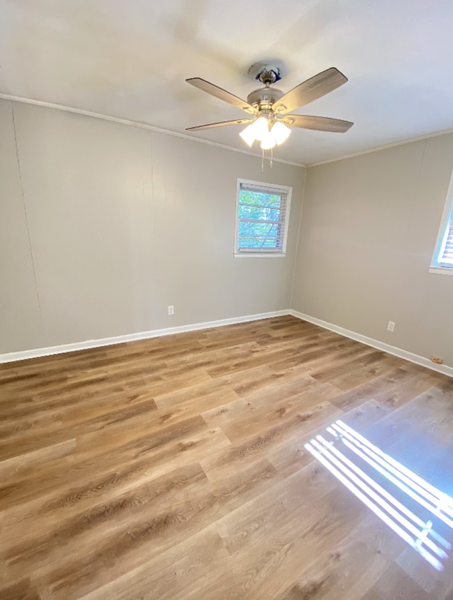Building Photo - Updated Duplex Available June!