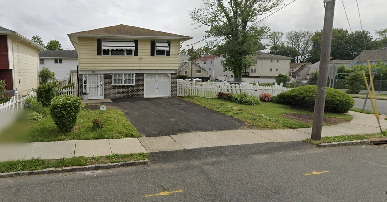 Primary Photo - 3 Tuxedo Pl, Vauxhall - 2nd Floor 3BR 1BA ...