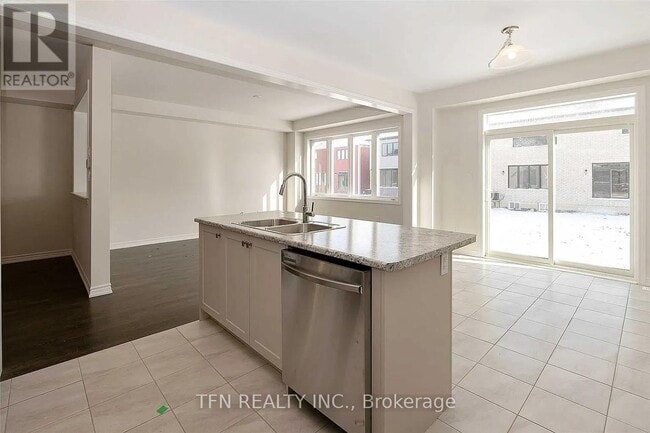 Building Photo - 22 Charm Pl