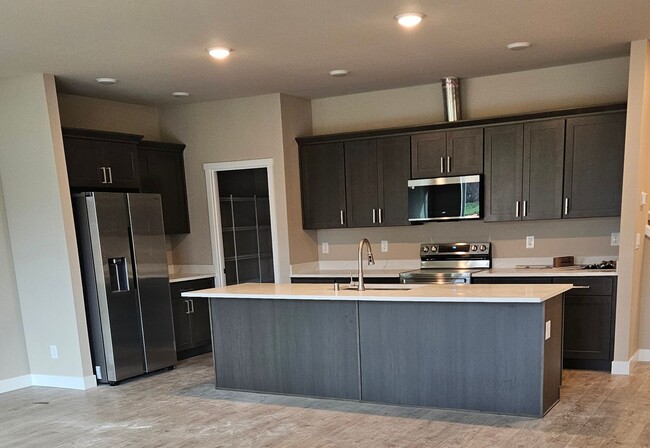 Foto del edificio - Brand New 4-Bedroom Duplex for Rent in Lacey!