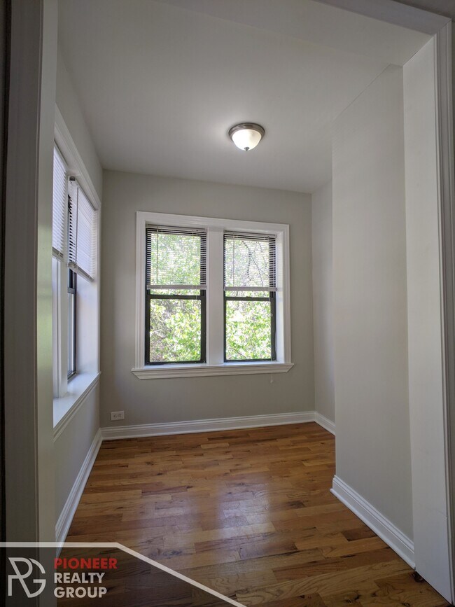 Foto del edificio - 3721 N Pine Grove Ave