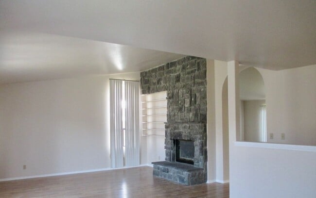 Building Photo - Single Story Three Bedroom Home