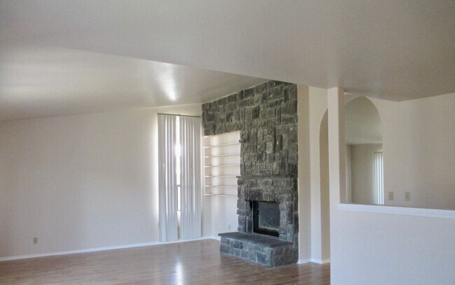 Foto del edificio - Single Story Three Bedroom Home