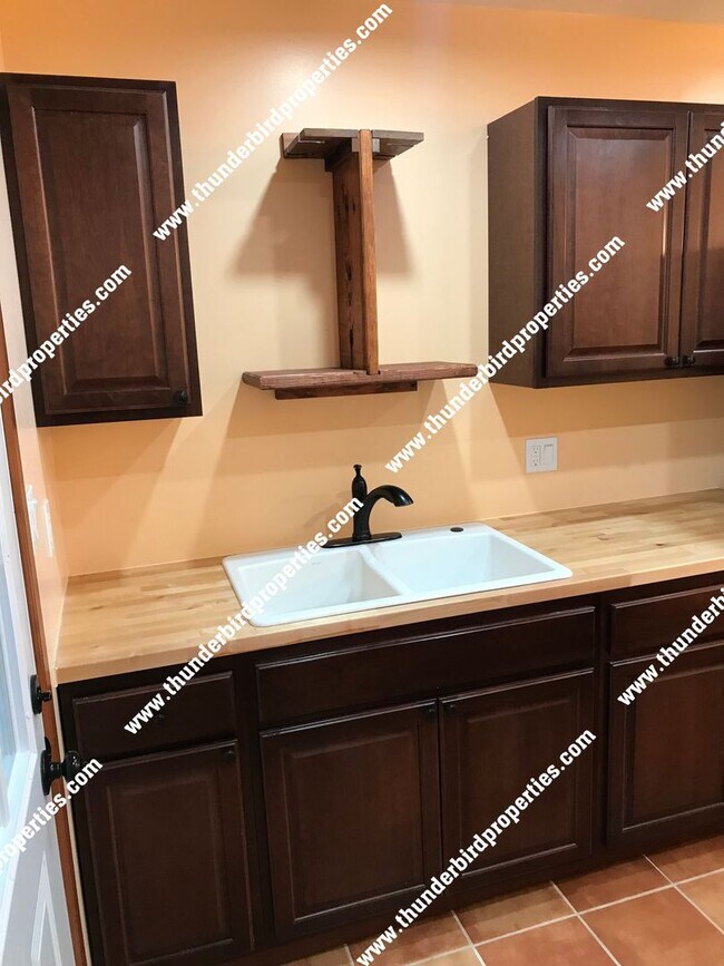 Building Photo - 1317 San Mateo Blvd SE