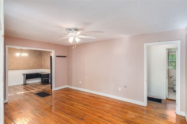 Building Photo - 211 W Lakeview Dr