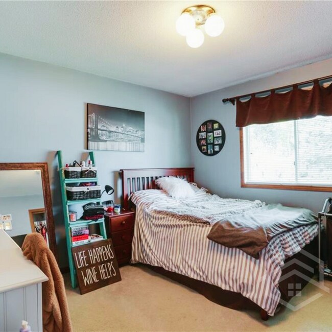 Photo du bâtiment - 3-Bedroom Bungalow with Spacious Backyard!!