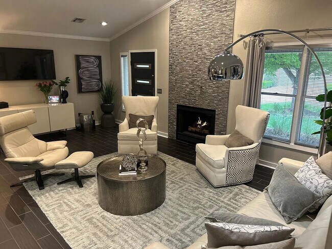 Building Photo - Available August 1st! Beautifully Remodele...