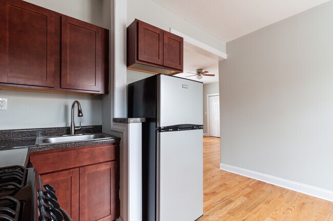 Foto del edificio - 3723 N Pine Grove Ave