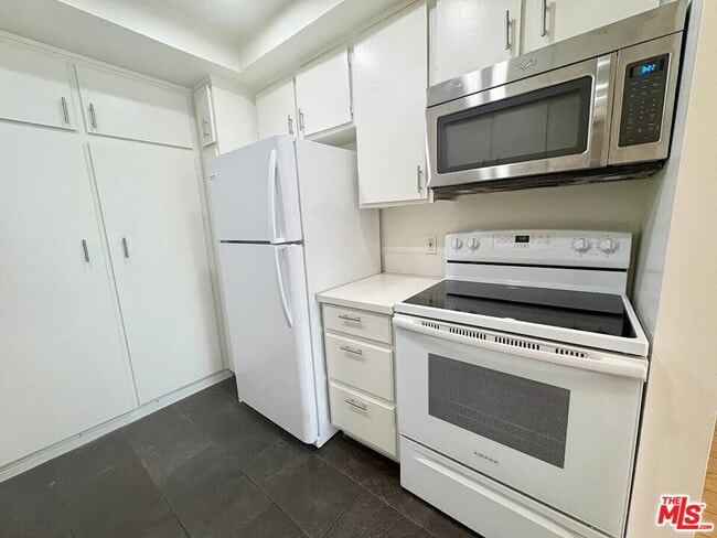 Building Photo - 12830 Burbank Blvd