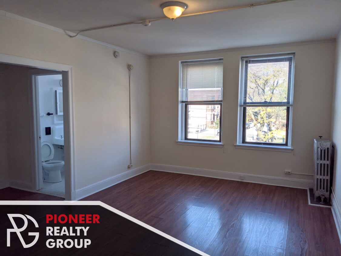 Foto principal - 3327 W Diversey Ave