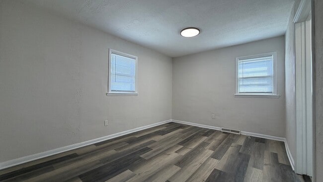 Building Photo - 1212 E 39th Pl