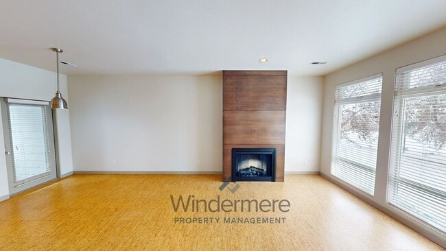 Building Photo - 251 W Sumach *Vue 22 Townhome Walking Dist...