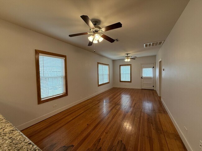 Foto del edificio - Updated 1926 Craftsman Style 3/1 / Cute Front Porch / No Capet / NBISD