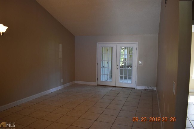 Building Photo - 102 Commander Ct