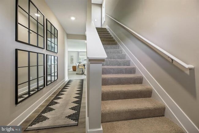 Foto del edificio - 112 Charing Cross Dr