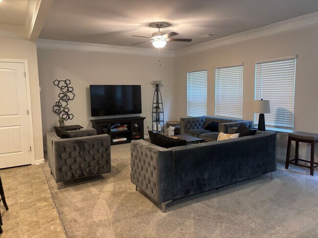 Foto del edificio - 3-bedroom, 2.5-bathroom single-family home. Available Now!