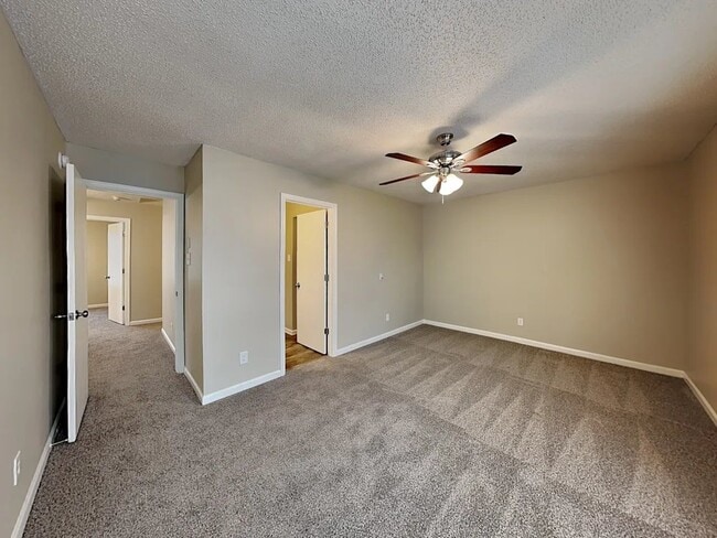 Foto del edificio - 1590 Matthew Allen Cir