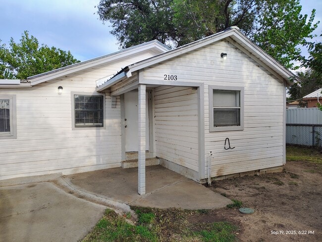 Building Photo - 2103 S Houston St