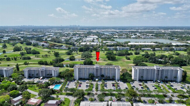 Building Photo - 3050 N Palm Aire Dr