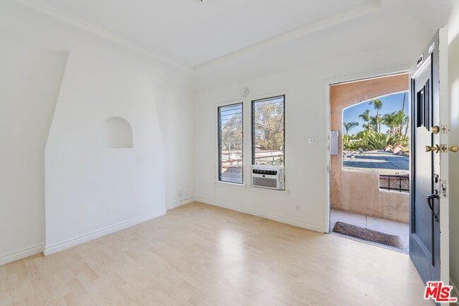 Building Photo - 805 N Poinsettia Pl