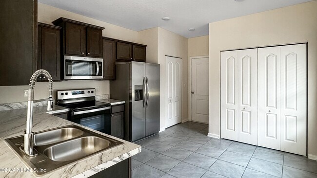 Building Photo - 9610 Baylin Ct