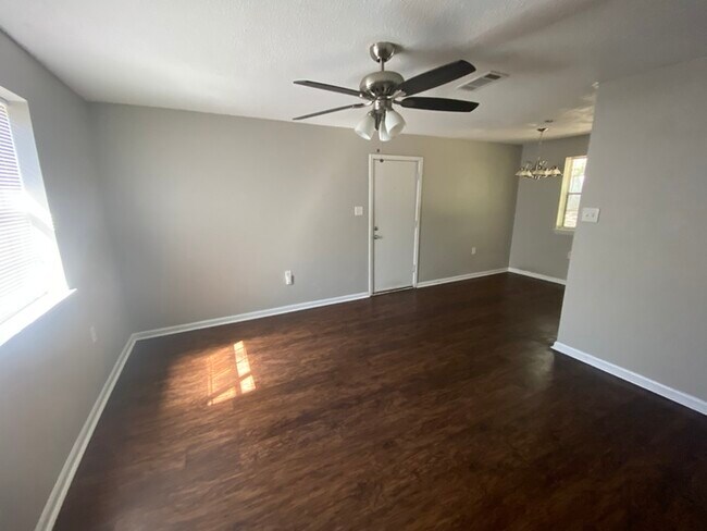 Foto del edificio - 8208 W 24th St