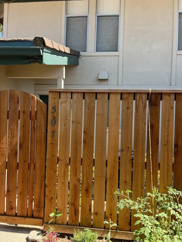Foto principal - Charming 3-Bedroom Townhome in Desirable G...