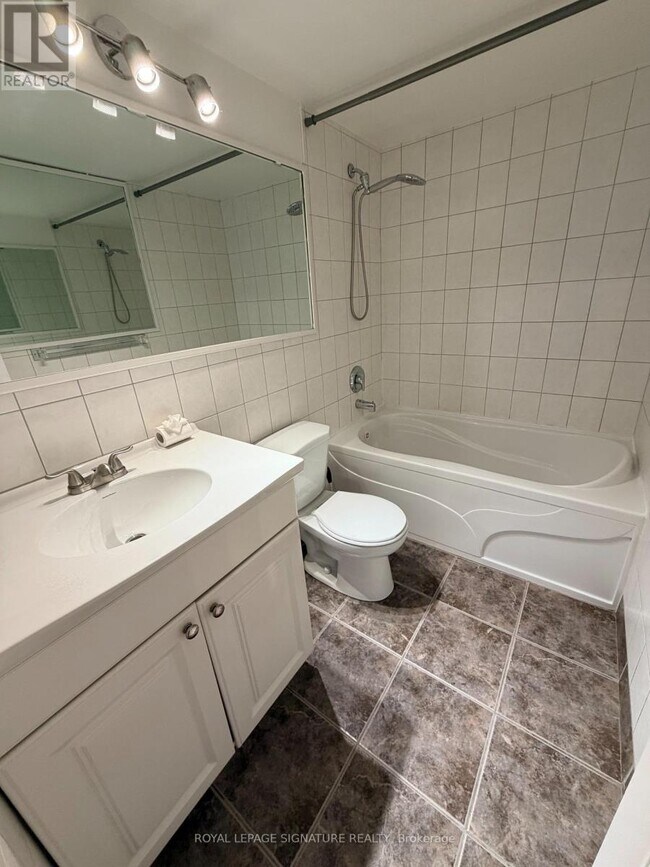 Photo du bâtiment - 714 The West Mall