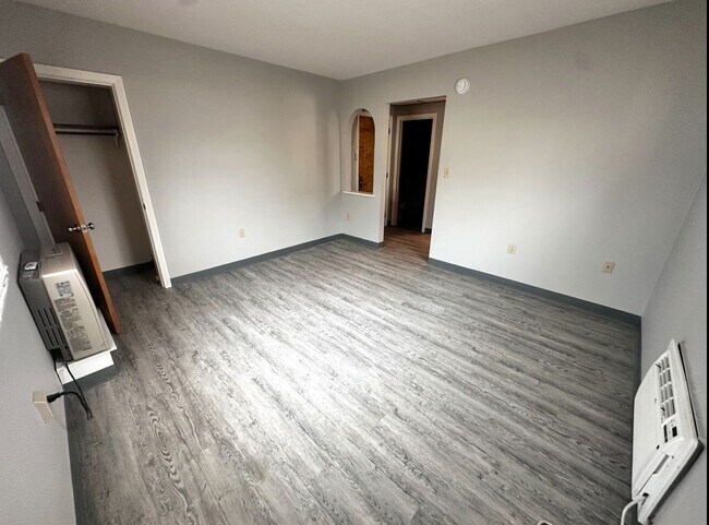 Building Photo - 10 Thompson St