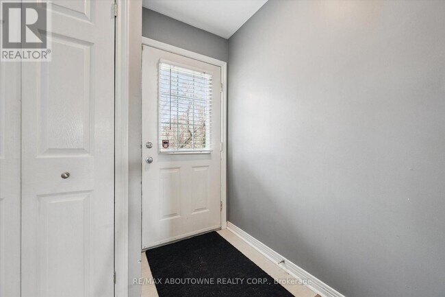 Building Photo - 427 Bankside Crescent