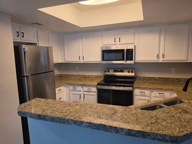 Building Photo - Charming 3 bed 2 bad located at Park 1