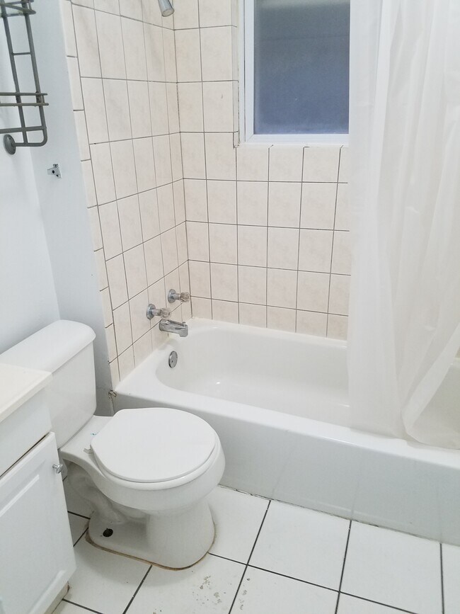 Photo - 2644 N Wilton Ave Apartments