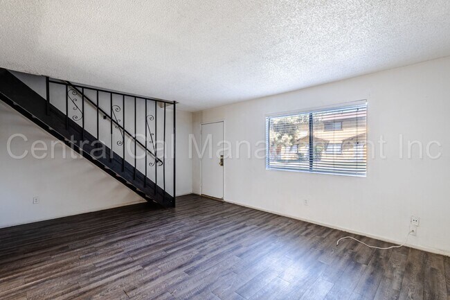 Foto del edificio - 4301 Parkwood Ct